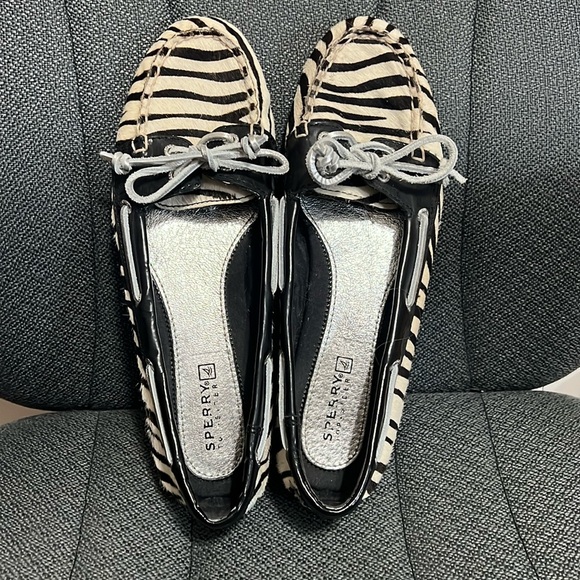 Sperry Top Sider Women’s Size 7.5 Zebra Print with Silver Ties - Picture 1 of 5